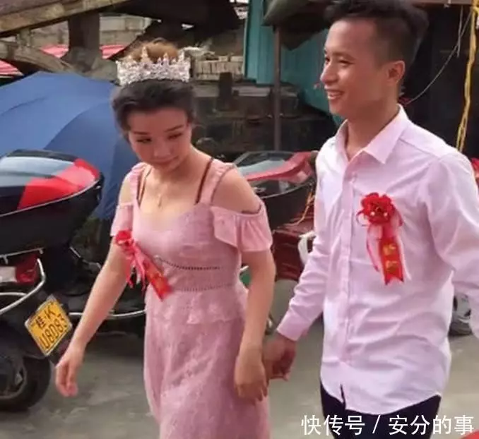 「最窮婚禮」走紅,新郎婚禮抹眼淚,網友:這樣的女人真的不好找!