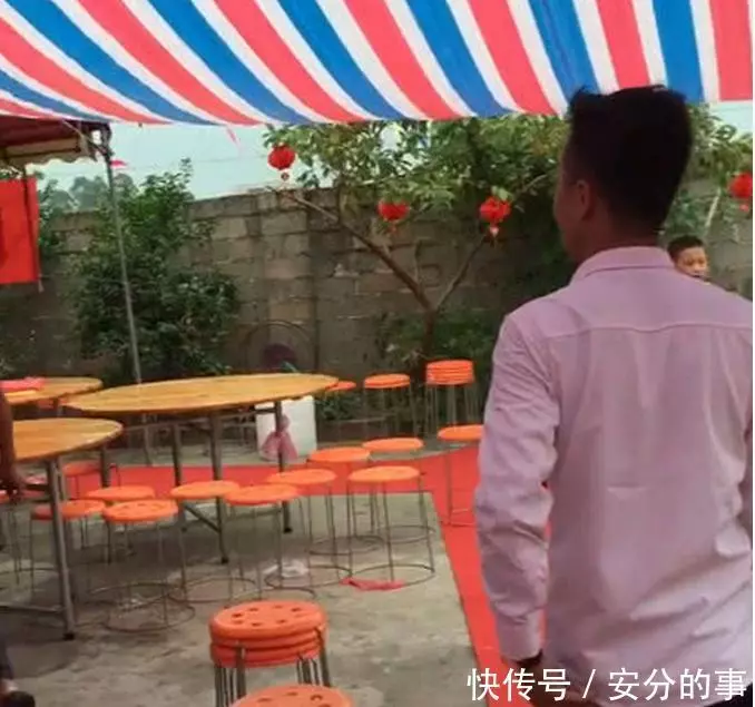 「最窮婚禮」走紅,新郎婚禮抹眼淚,網友:這樣的女人真的不好找!