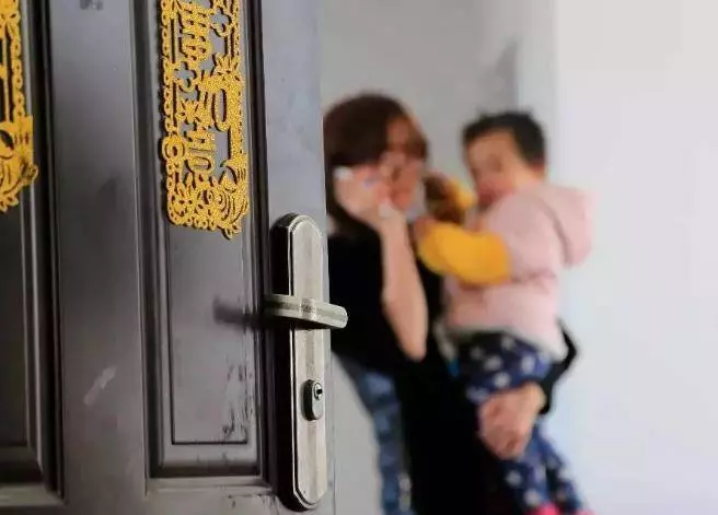 19歲年輕媽媽為和丈夫團聚住酒店,將3個月兒子丟在家,第二天回來後,孩子沒有了呼吸~