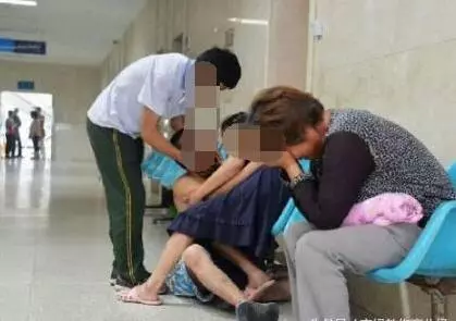 22歲孕婦沒日沒夜打麻將,剖腹取出孩子後,全家嚎啕大哭