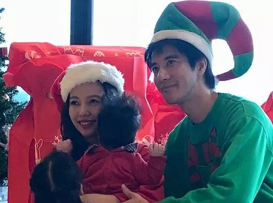 王力宏李靚蕾首曬全家福,倆女兒似雙胞胎,兒子頭髮茂密像小火山!