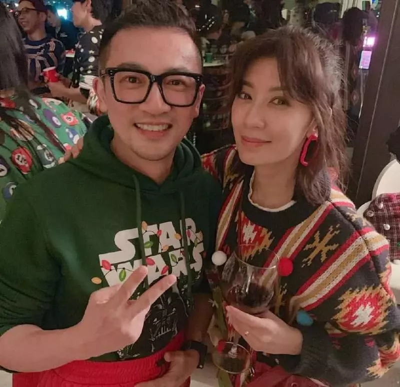王力宏李靚蕾首曬全家福,倆女兒似雙胞胎,兒子頭髮茂密像小火山!