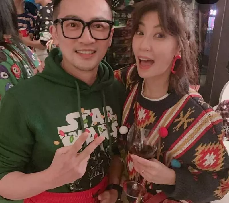 王力宏李靚蕾首曬全家福,倆女兒似雙胞胎,兒子頭髮茂密像小火山!