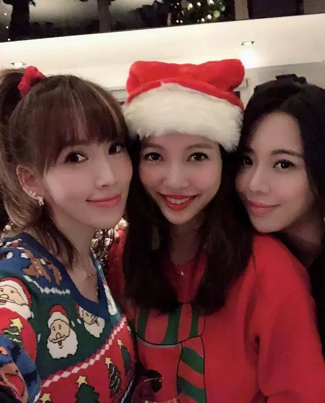 王力宏李靚蕾首曬全家福,倆女兒似雙胞胎,兒子頭髮茂密像小火山!