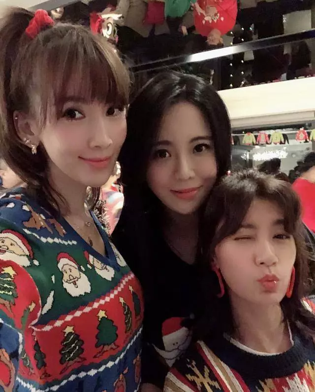 王力宏李靚蕾首曬全家福,倆女兒似雙胞胎,兒子頭髮茂密像小火山!