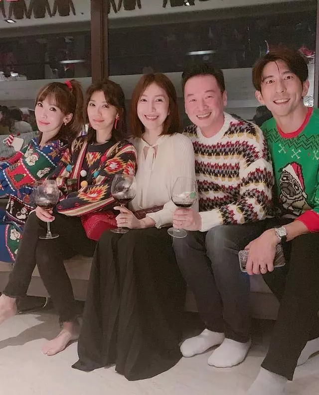 王力宏李靚蕾首曬全家福,倆女兒似雙胞胎,兒子頭髮茂密像小火山!