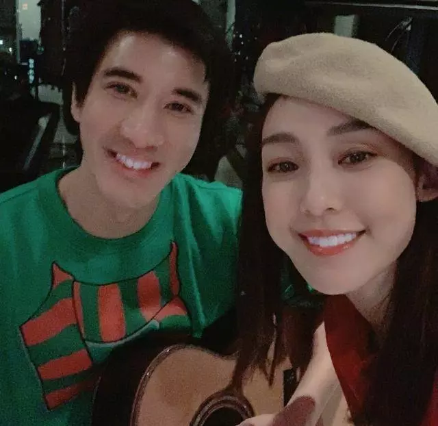 王力宏李靚蕾首曬全家福,倆女兒似雙胞胎,兒子頭髮茂密像小火山!
