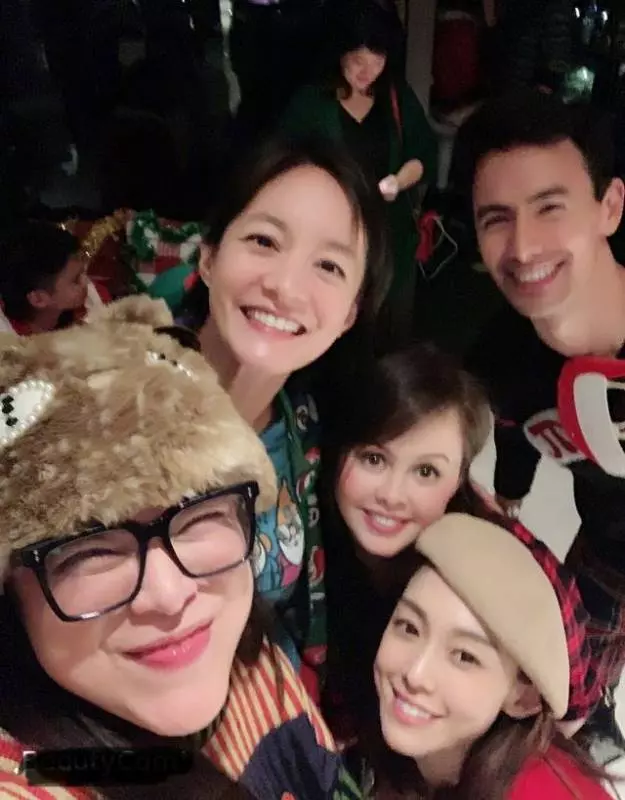 王力宏李靚蕾首曬全家福,倆女兒似雙胞胎,兒子頭髮茂密像小火山!