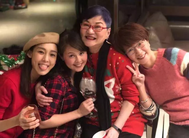 王力宏李靚蕾首曬全家福,倆女兒似雙胞胎,兒子頭髮茂密像小火山!