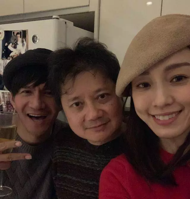 王力宏李靚蕾首曬全家福,倆女兒似雙胞胎,兒子頭髮茂密像小火山!