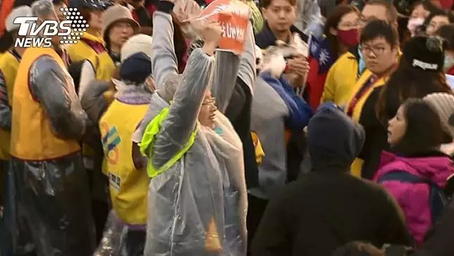 唱完國歌 黃背心民眾突襲府前抗議:反對改革救台灣!