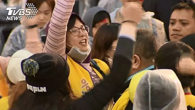 唱完國歌 黃背心民眾突襲府前抗議:反對改革救台灣!