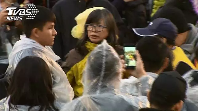 唱完國歌 黃背心民眾突襲府前抗議:反對改革救台灣!