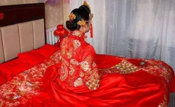 新婚夜失火,老公抱起老婆就跑,途中覺得不對,一瞧懷裡,癱地上