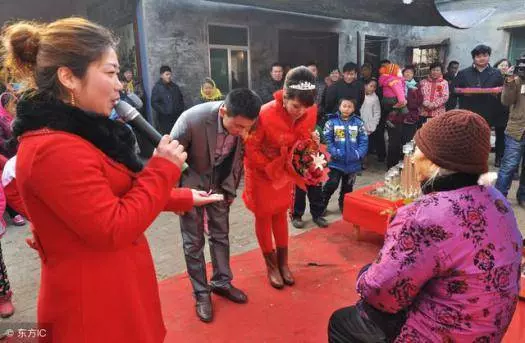 新婚夜老婆就要我「上交工資卡」才肯跟我睡,沒想到3年後「查餘額」卻讓我當場愣了…