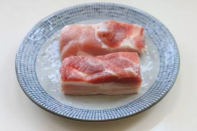 這才是五花肉最好吃的做法,只需加點鹽,不油不膩,又香又酥,1個人能消滅一大盤