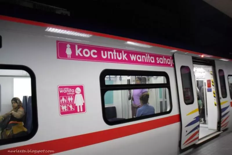 【經常搭KTM的注意!】變態男穿女裝扮「Aunty」混入女性車廂騷擾乘客、還伸手進裙子自X!線民偷拍提醒:小心提防!