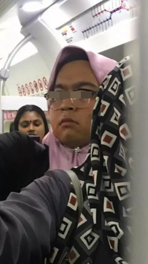【經常搭KTM的注意!】變態男穿女裝扮「Aunty」混入女性車廂騷擾乘客、還伸手進裙子自X!線民偷拍提醒:小心提防!