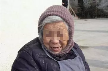 婆家拆遷百萬,全給她大兒子,老公分文未給,半年後婆婆無家可歸