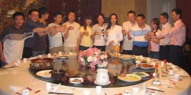 同學聚會,單親媽媽假裝上廁所買了單,結束時,老闆卻說:買下單