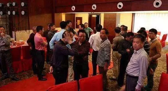 同學聚會,單親媽媽假裝上廁所買了單,結束時,老闆卻說:買下單