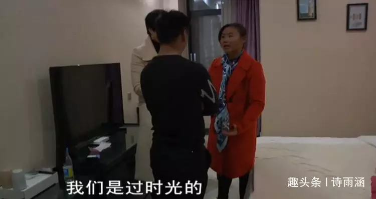 新婚一個月女子就起訴離婚,丈夫苦苦哀求,婆婆:廟太小容不下