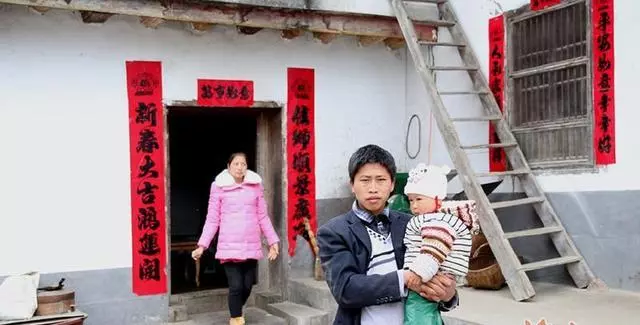 遠嫁3年沒回家,母親生日送金項鍊,打電話忘掛斷,才知太多餘