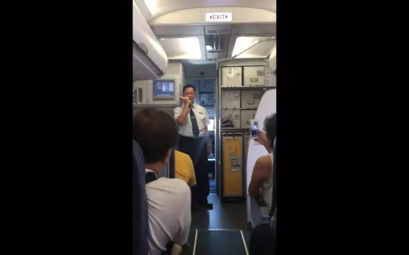 機長飛48年「迎接最後一趟」 罕見出機艙哽咽:終於有時間陪家人...