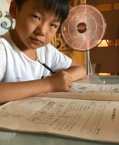 笑著哭最痛!暑假尾聲才狂飆作業 噴淚弟堅強微笑:你們給我記住