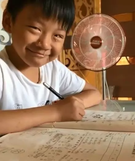 笑著哭最痛!暑假尾聲才狂飆作業 噴淚弟堅強微笑:你們給我記住