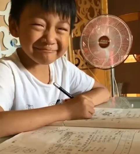 笑著哭最痛!暑假尾聲才狂飆作業 噴淚弟堅強微笑:你們給我記住