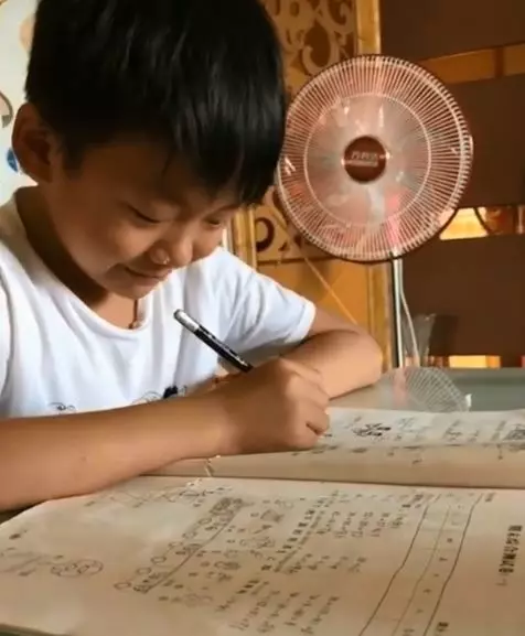 笑著哭最痛!暑假尾聲才狂飆作業 噴淚弟堅強微笑:你們給我記住