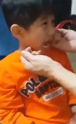 小時候的回憶~男孩給家人用繩子拔牙 牙齒瞬間掉!可是額頭爆了XD