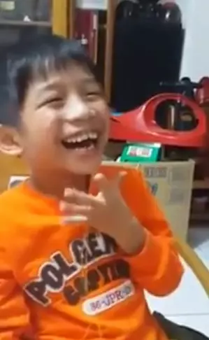小時候的回憶~男孩給家人用繩子拔牙 牙齒瞬間掉!可是額頭爆了XD