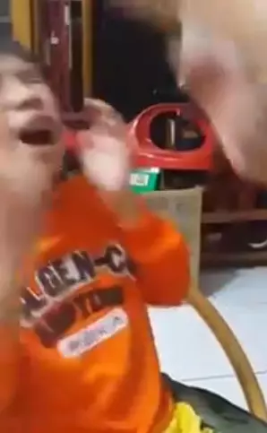 小時候的回憶~男孩給家人用繩子拔牙 牙齒瞬間掉!可是額頭爆了XD