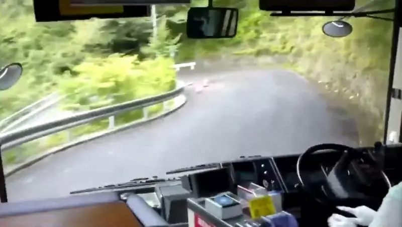 把公車當跑車開!司機九彎十八拐飆破百 乘客吐一片:秋明山老司機4尼