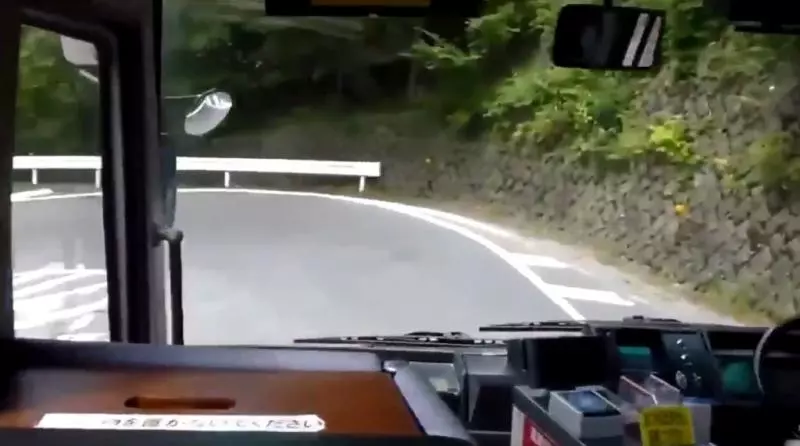 把公車當跑車開!司機九彎十八拐飆破百 乘客吐一片:秋明山老司機4尼