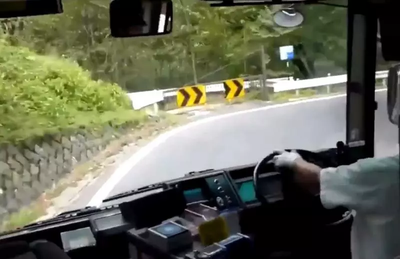 把公車當跑車開!司機九彎十八拐飆破百 乘客吐一片:秋明山老司機4尼