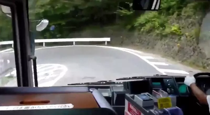 把公車當跑車開!司機九彎十八拐飆破百 乘客吐一片:秋明山老司機4尼