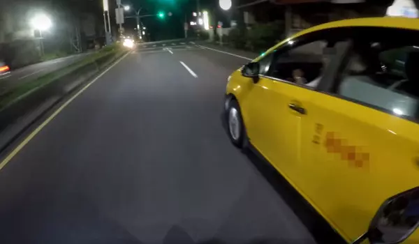 「X!叫警察啊」小黃司機惡意急煞逼車 報警後態度直接180度大轉變