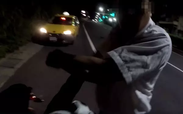 「X!叫警察啊」小黃司機惡意急煞逼車 報警後態度直接180度大轉變