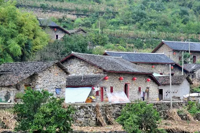女友供男孩讀研,深夜途經女友家,房間有燈光,偷看,男孩愣住了