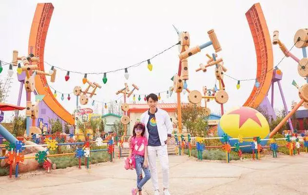 吳尊曬女兒近照,8歲neinei褪去嬰兒肥,五官精緻似翻版吳尊