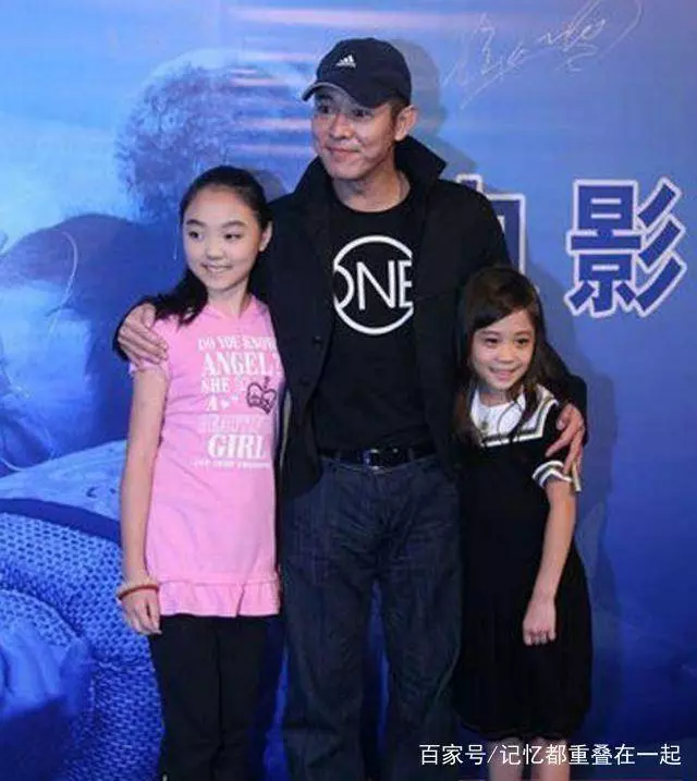 李連杰兩個女兒近照曝光,長成這模樣,網友:比成龍女兒強太多!