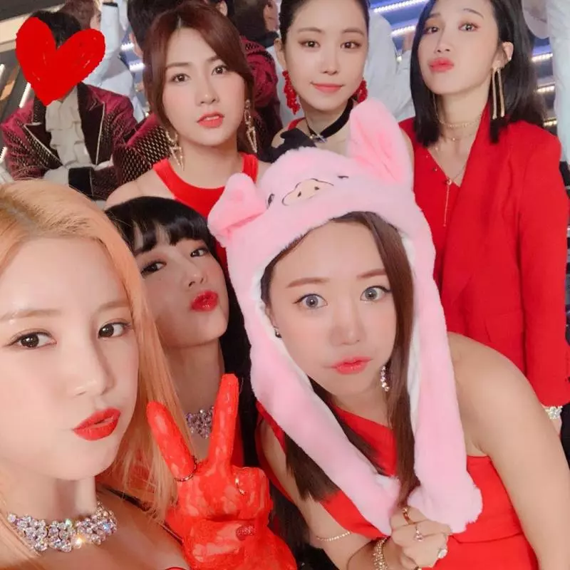 [Apink][分享]190101 黃金豬年要福氣滿滿！希望2019年，你們的身邊只會有好事發生！