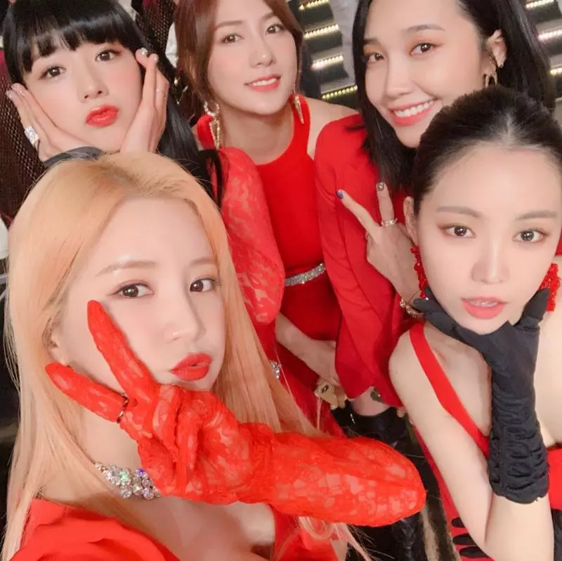 [Apink][分享]190101 黃金豬年要福氣滿滿！希望2019年，你們的身邊只會有好事發生！