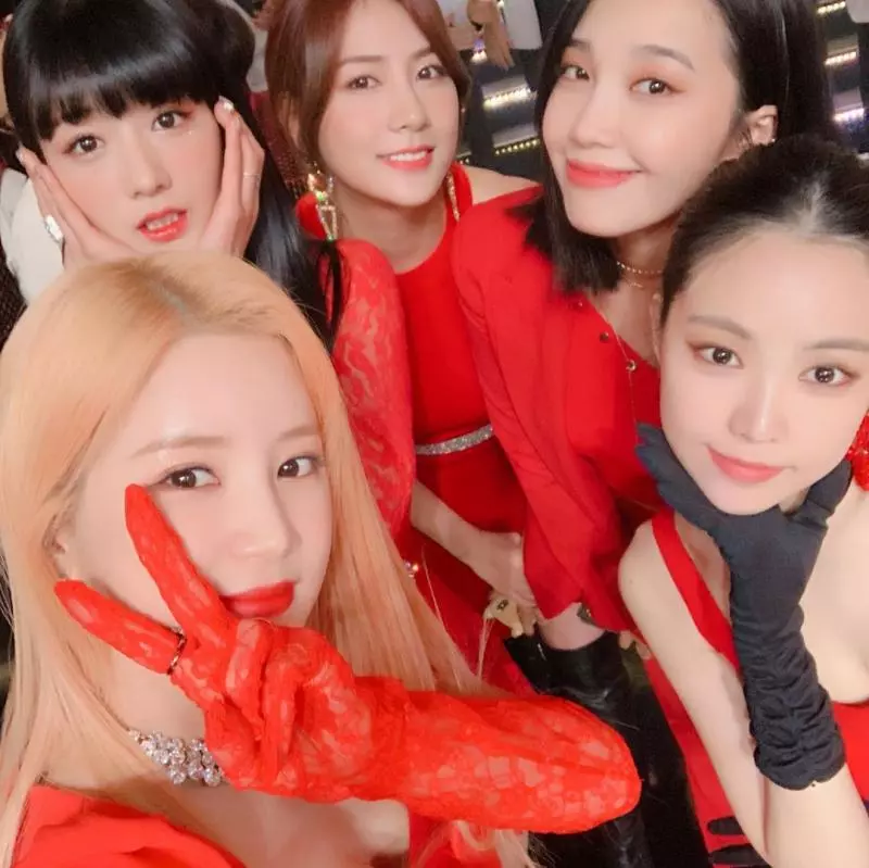 [Apink][分享]190101 黃金豬年要福氣滿滿！希望2019年，你們的身邊只會有好事發生！