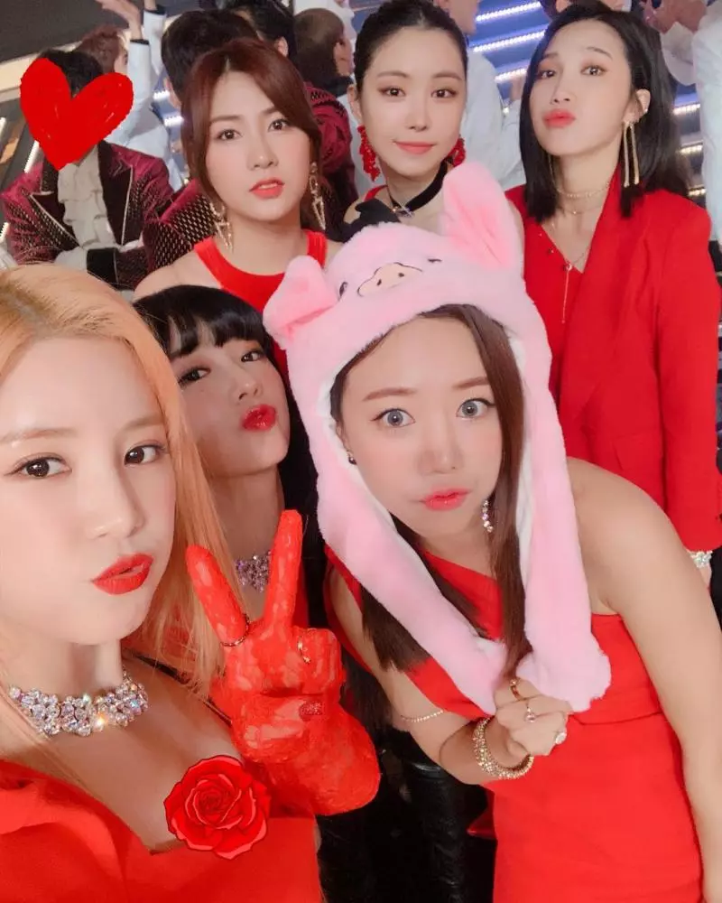 [Apink][分享]190101 黃金豬年要福氣滿滿！希望2019年，你們的身邊只會有好事發生！