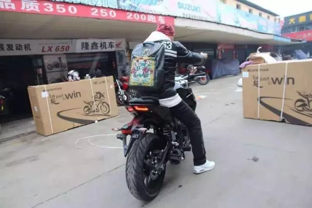 隆鑫集團新款大排量摩托車上市,性能優異可靠,是我們喜歡的類型
