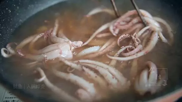 干煸魷魚須超好吃做法,在家幾下就做好,一大盤不夠吃!